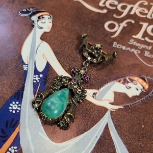 Vintage beautiful decedent Victorian style pin!
